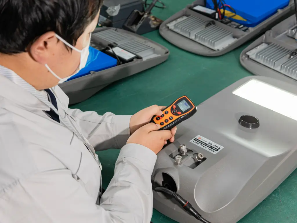 Quality inspection is testing the charge and discharge of the lamp, taking pictures of the normal lighting state