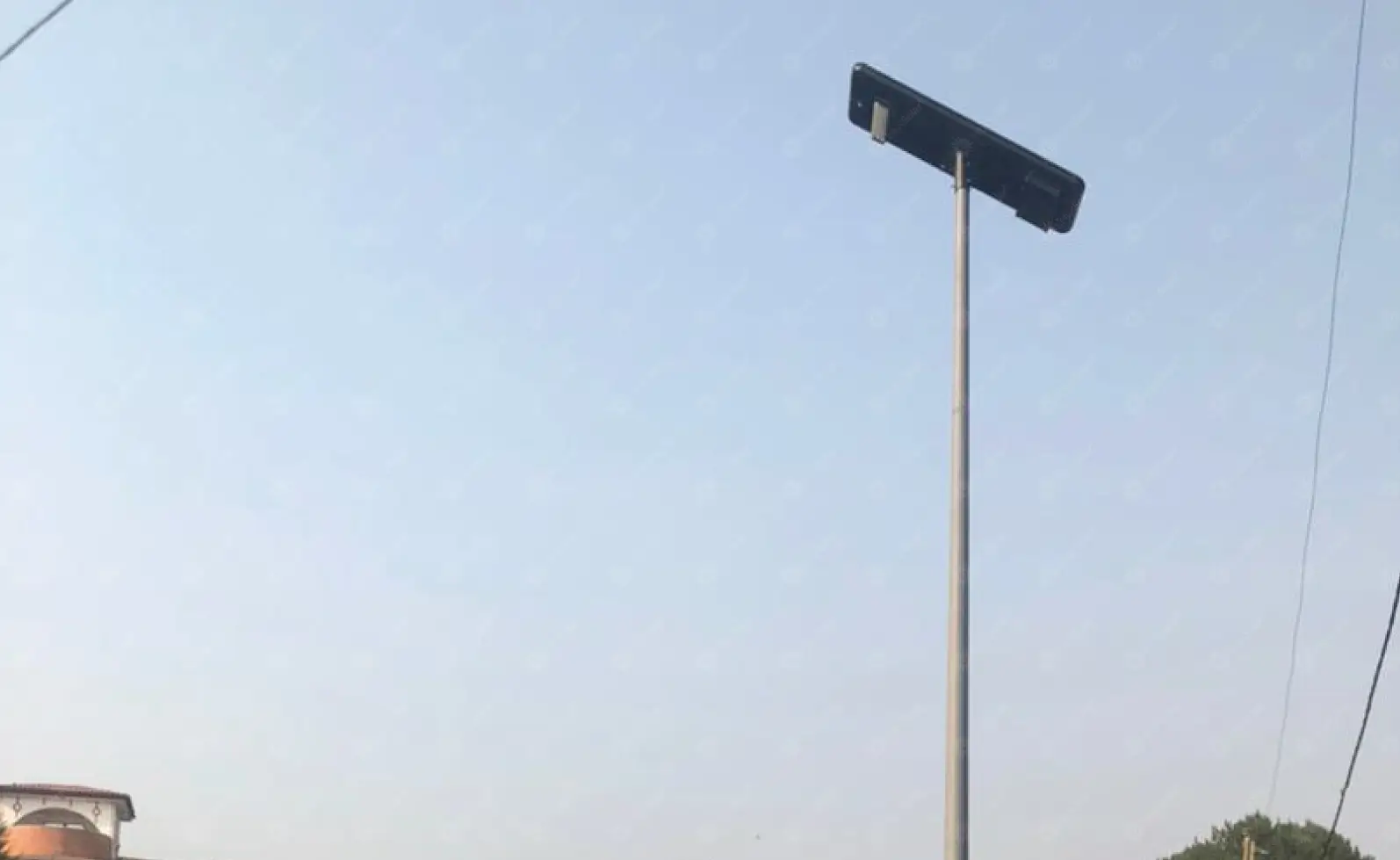 Lampes solaires installées sur une route de campagne au Cameroun_1