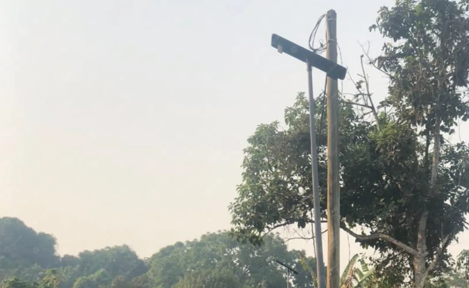 Lampes solaires installées sur une route de campagne au Cameroun_3
