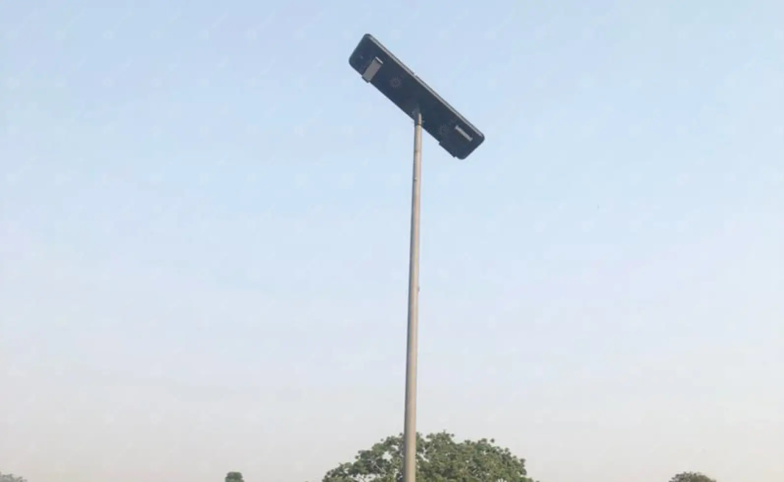 Lampes solaires installées sur une route de campagne au Cameroun_4