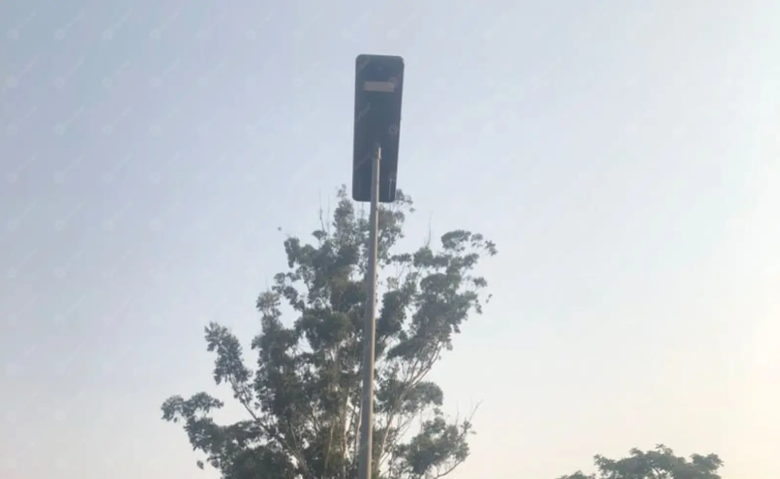Lampes solaires installées sur une route de campagne au Cameroun_5
