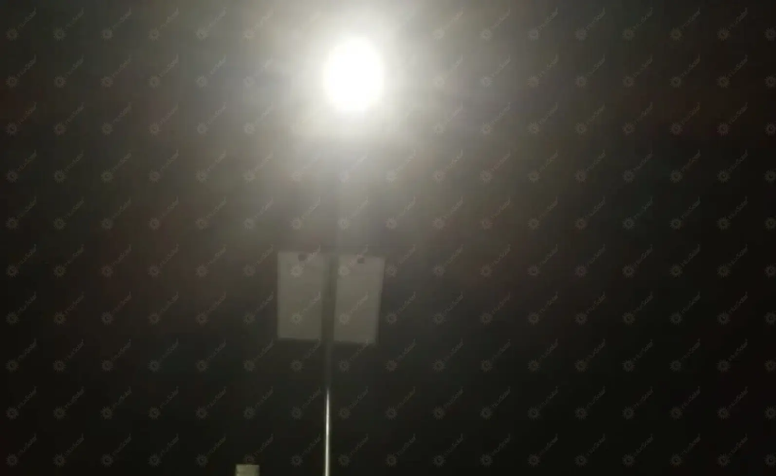 Lampes solaires dans l'entrepôt ouvert_1