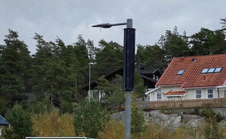 Lampadaire solaire vertical dans un petit terrain de football_1-1