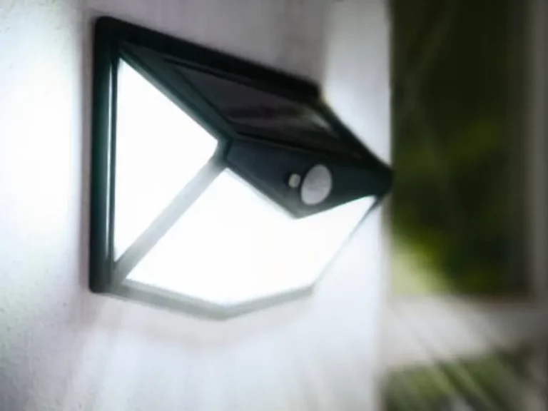 cara membersihkan lampu tenaga surya
